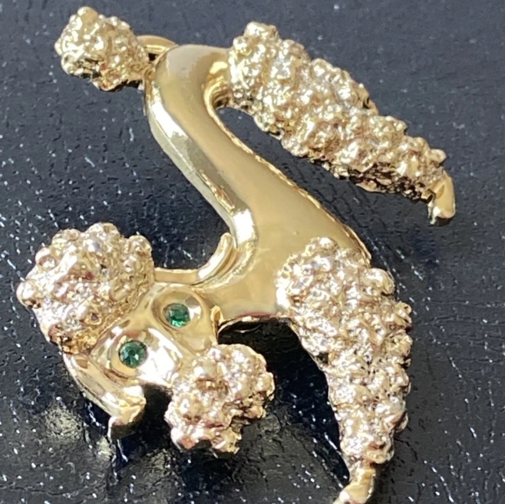 𝅺VINTAGE 1950's Gold Playful Green Eyed Poodle Brooch Pin By Gerry